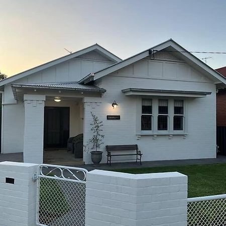 Charming Central Cottage In Wagga Wagga Buitenkant foto