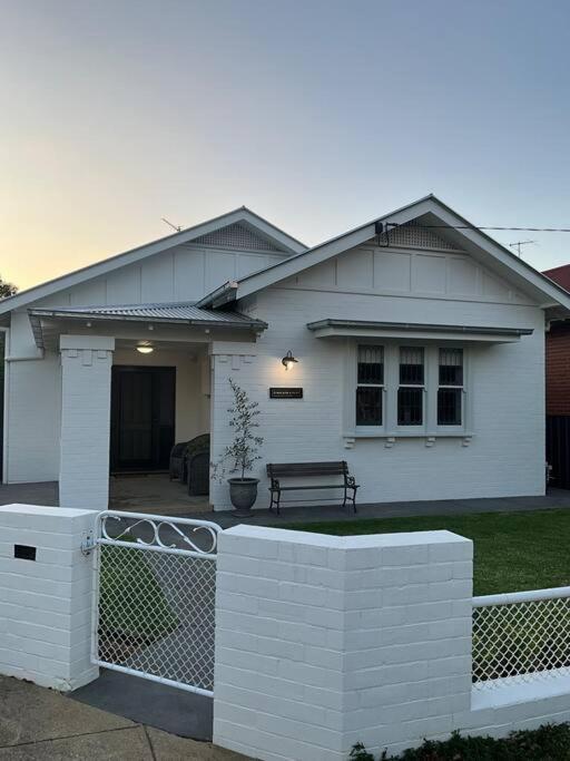 Charming Central Cottage In Wagga Wagga Buitenkant foto